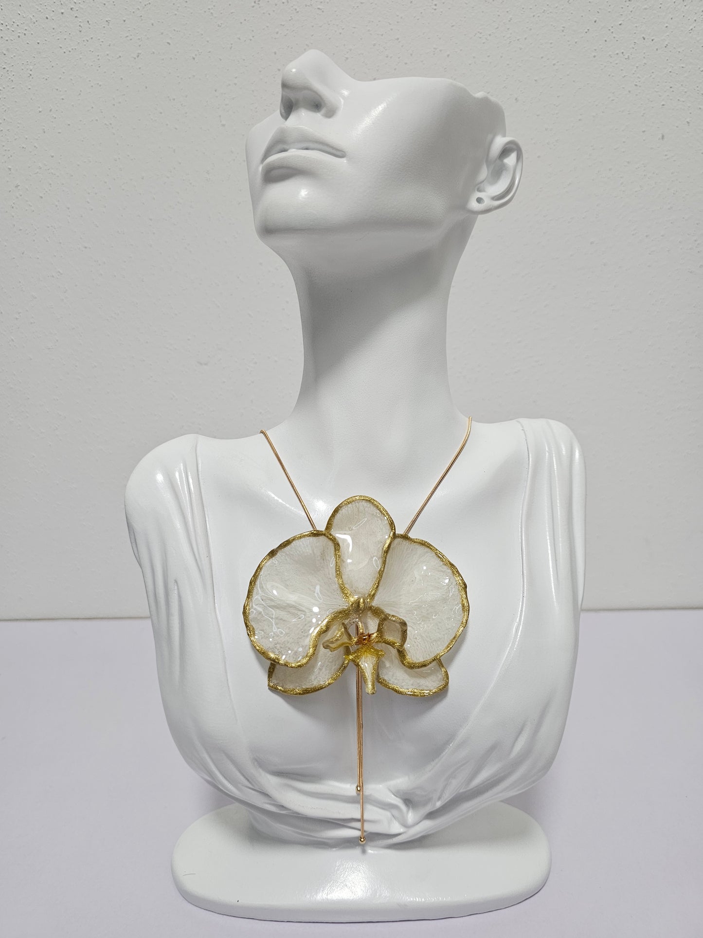 Collar Orquídea Blanca Dorada