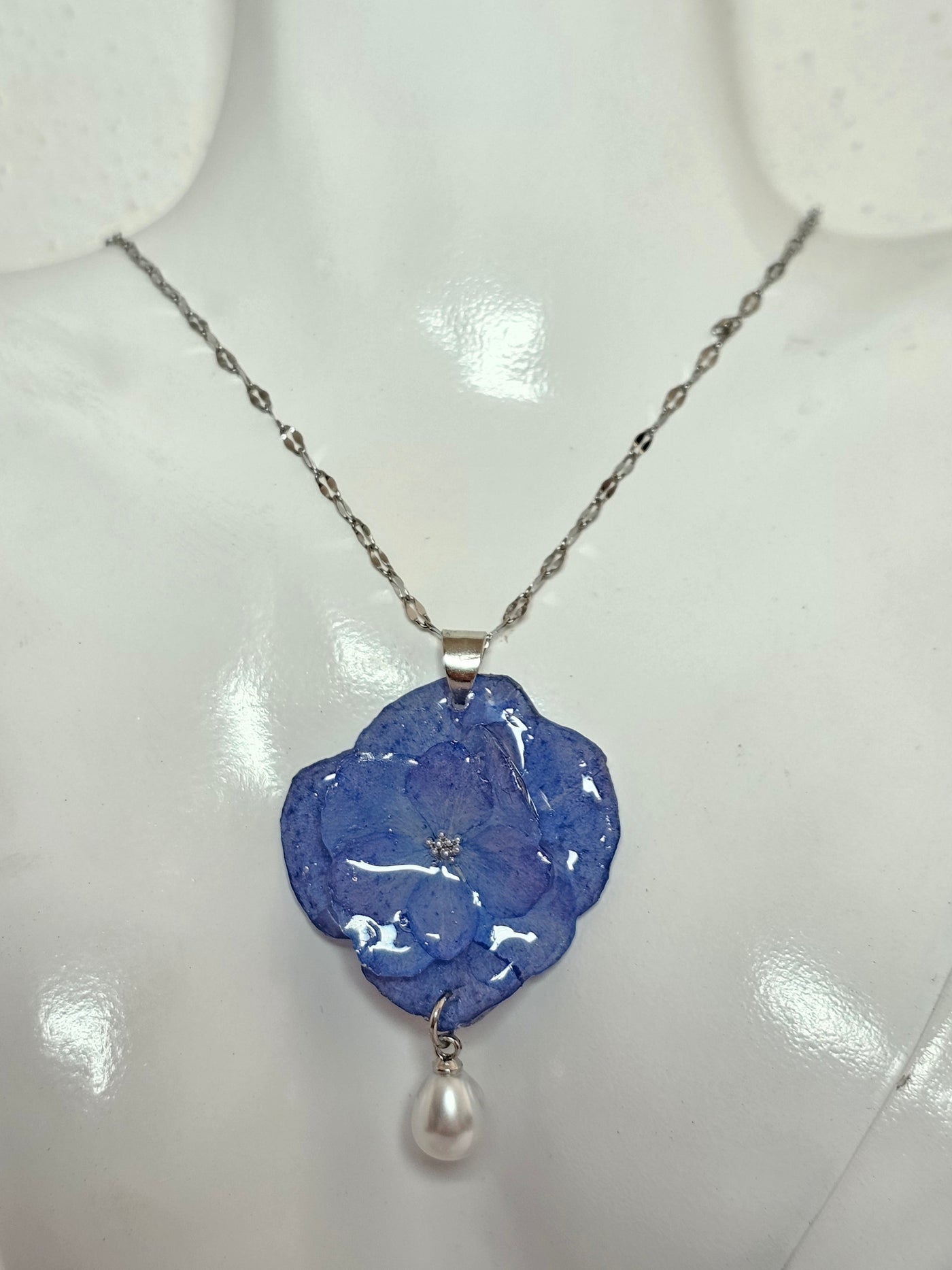 Selección de joyas favoritas con flores naturales — ISAMOR