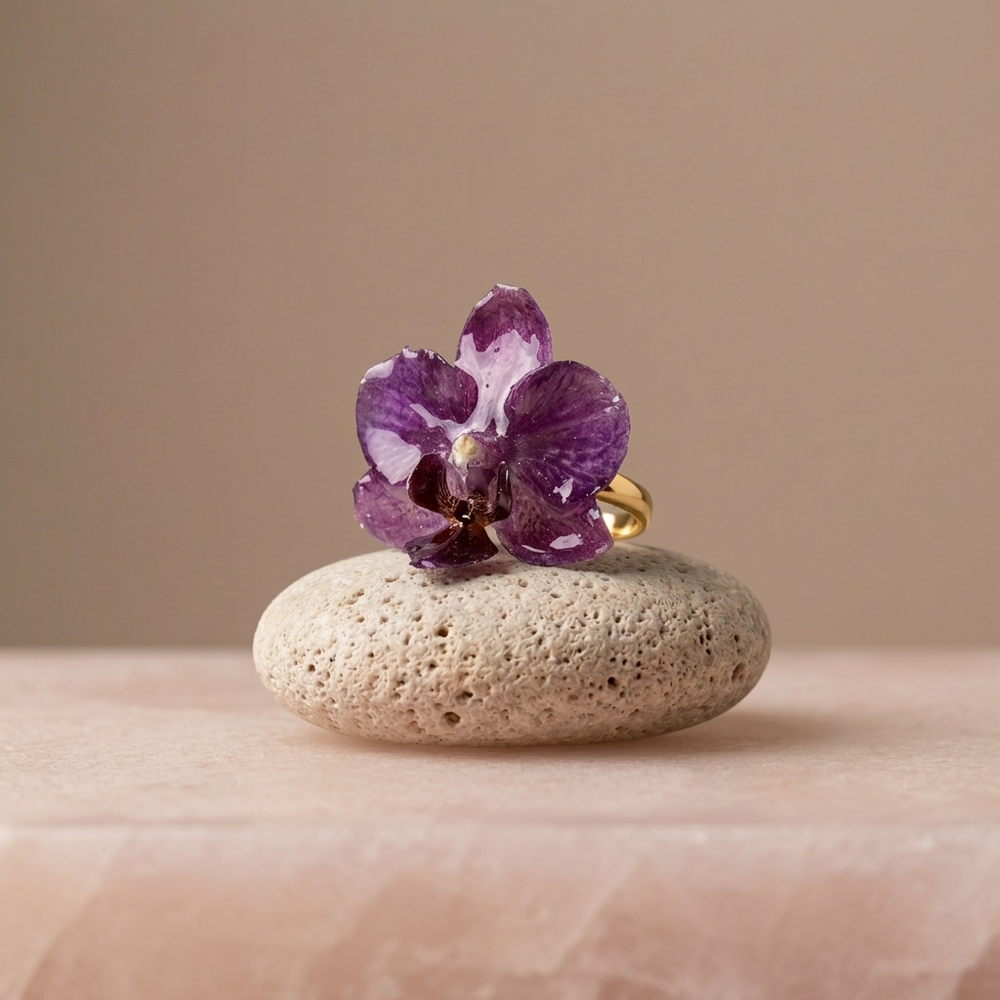 Anillos artesanales con flores naturales encapsuladas