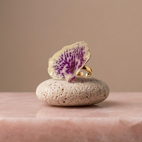 Anillo de Pétalos de Orquídea Abanico artesanal con flor natural preservada; material: acero inoxidable