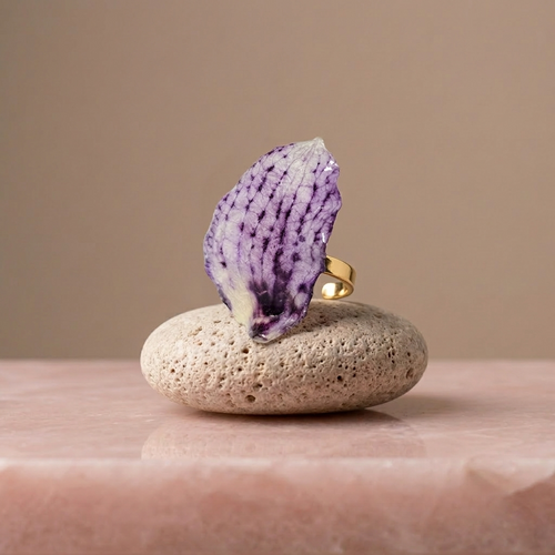 Anillo de Pétalos de Orquídea Gota artesanal con flor natural preservada; material: acero inoxidable