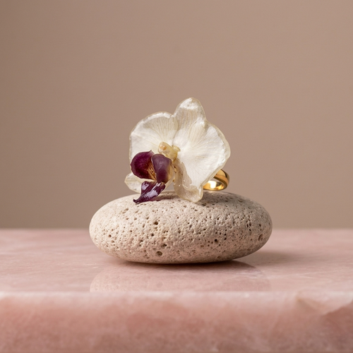 Anillo de Orquídea Blanca con Morado artesanal con flor natural preservada; material: acero inoxidable
