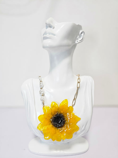 Collar de Girasol Premium artesanal con flor natural preservada; material: acero inoxidable, vista 2