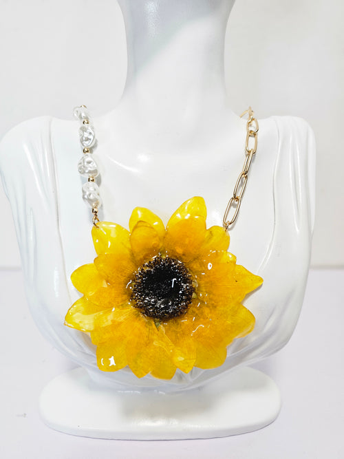 Collar de Girasol Premium artesanal con flor natural preservada; material: acero inoxidable