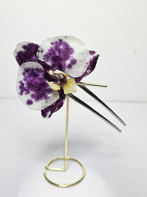 Peineta con Orquídea Vaquita artesanal con flor natural preservada; material: acero inoxidable