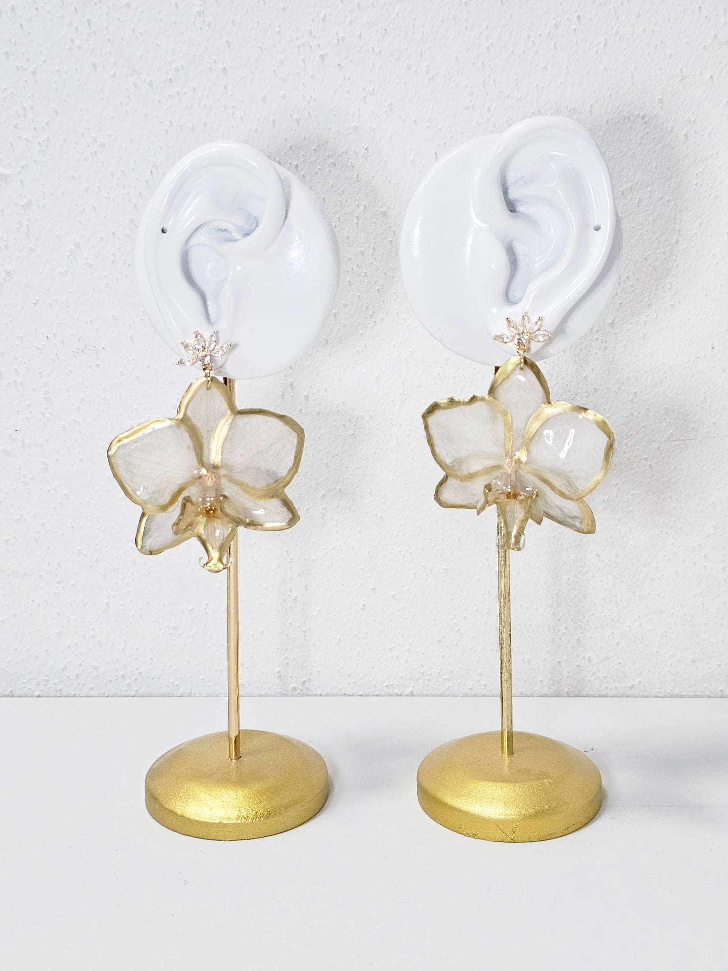 Aretes Mini Orquídea Blanca Dorada