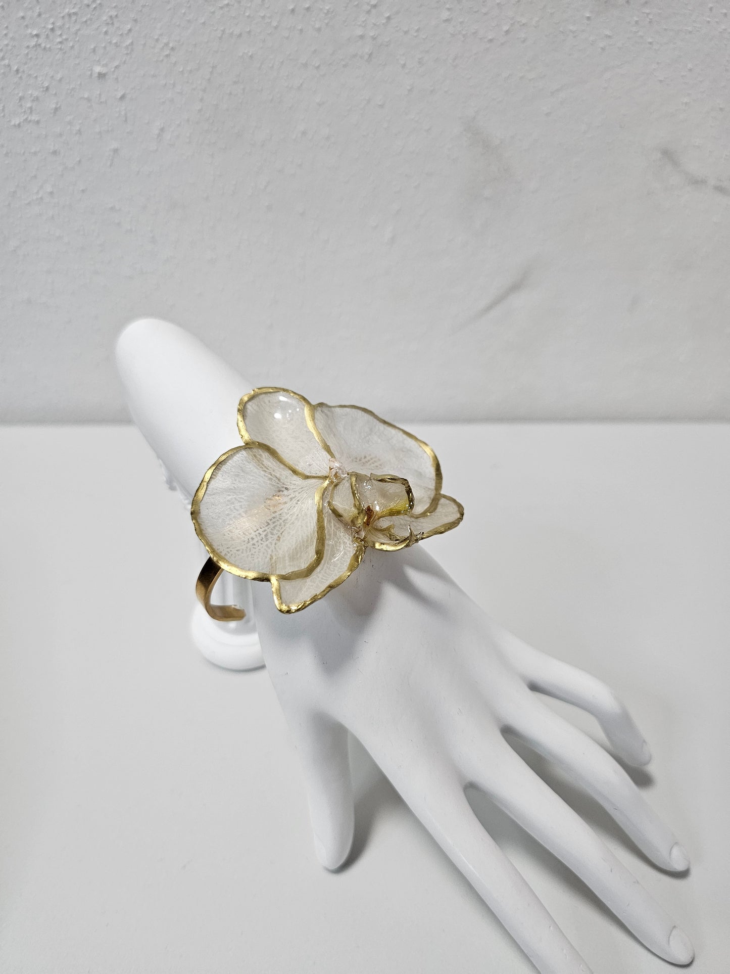 Pulsera Orquídea Blanca Dorada