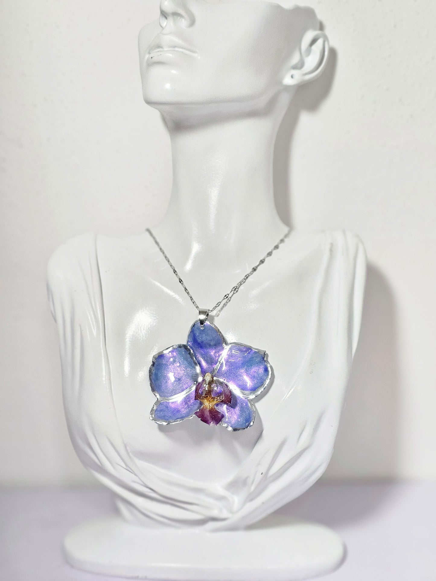 Collar Orquídea Morado Tornasol