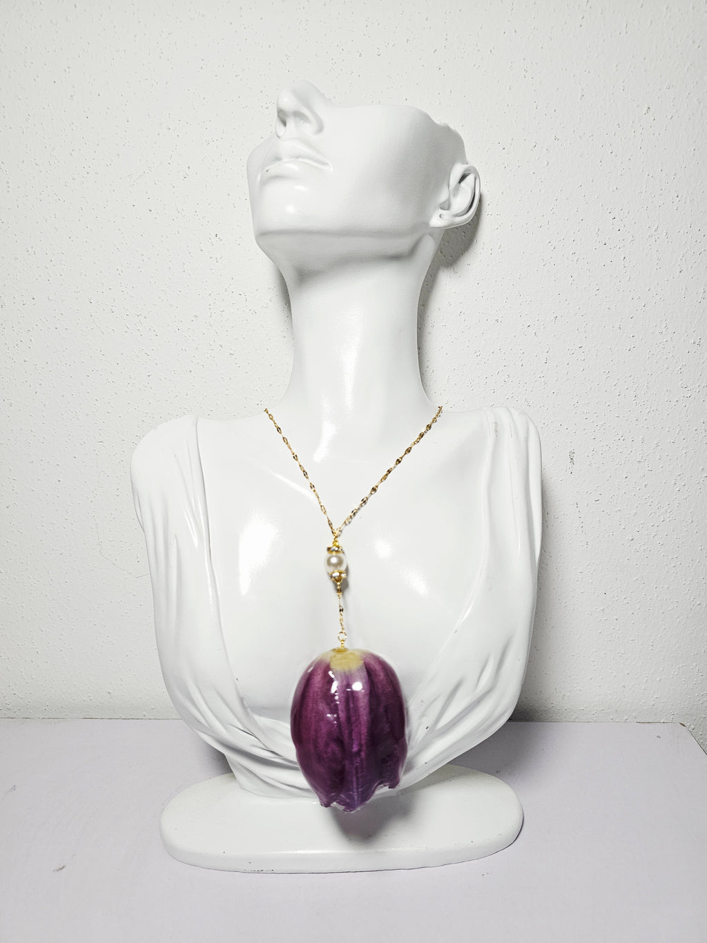 Collar de Tulipán Personalizado artesanal con flor natural preservada; material: acero inoxidable
