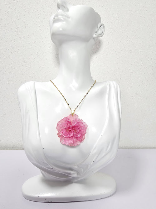 Collar de Clavel Rosa artesanal con flor natural preservada; material: acero inoxidable, vista 2
