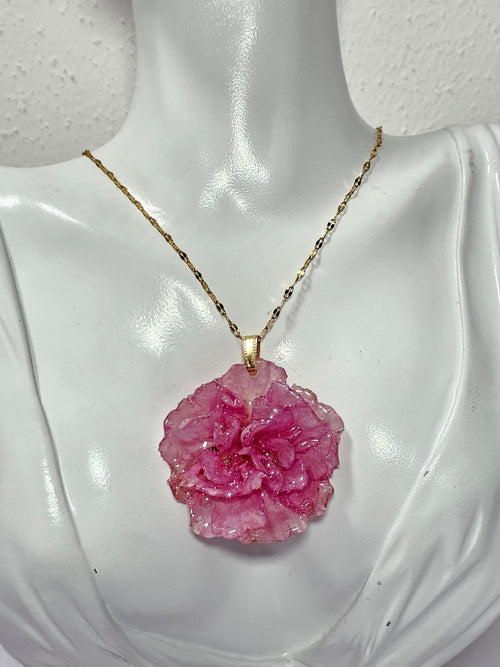 Collar de Clavel Rosa artesanal con flor natural preservada; material: acero inoxidable
