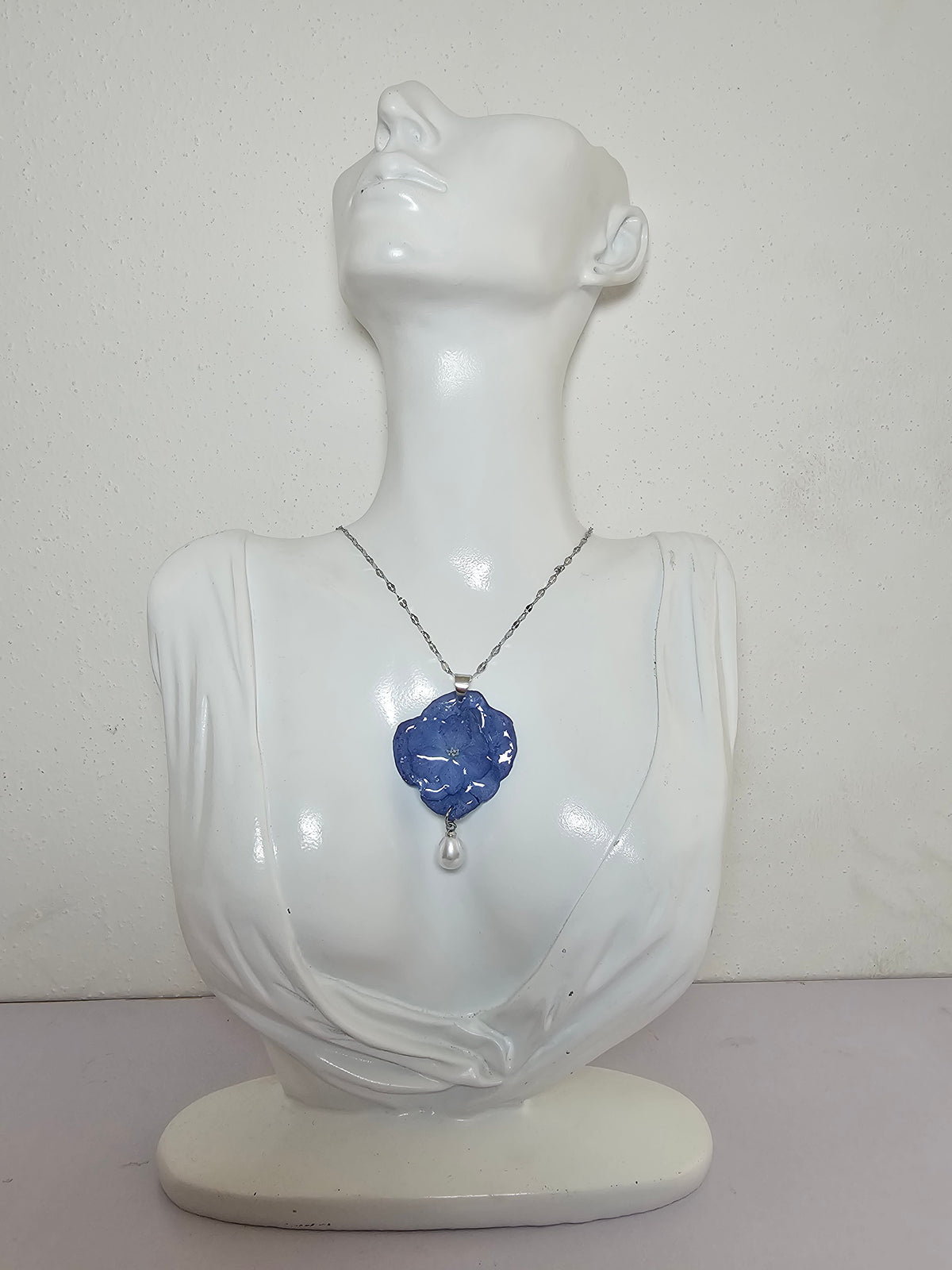 Collar de Hortensia Azul artesanal con flor natural preservada; material: acero inoxidable y resina, vista 2