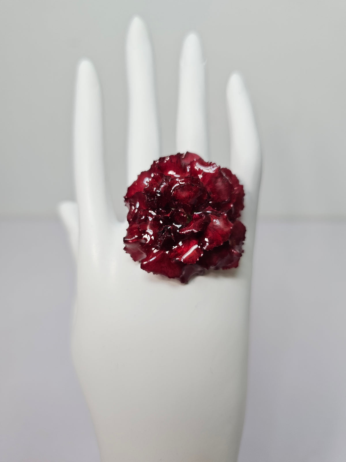 Anillo de Clavel Rojo artesanal con flor natural preservada; material: acero inoxidable, vista 2