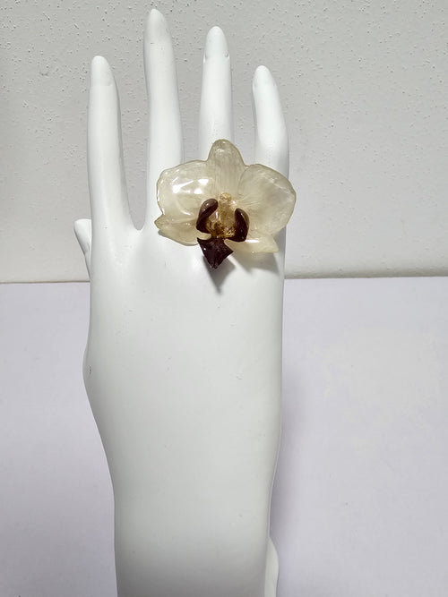 Anillo de Orquídea Blanca con Morado artesanal con flor natural preservada; material: acero inoxidable, vista 2