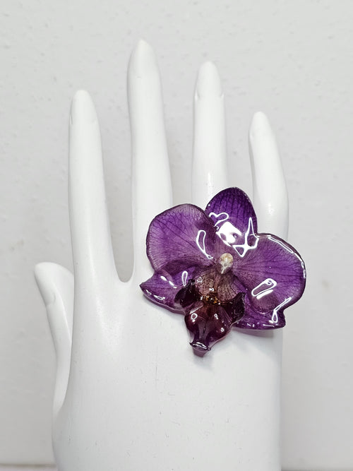 Anillo de Orquídea Morada artesanal con flor natural preservada; material: acero inoxidable, vista 2