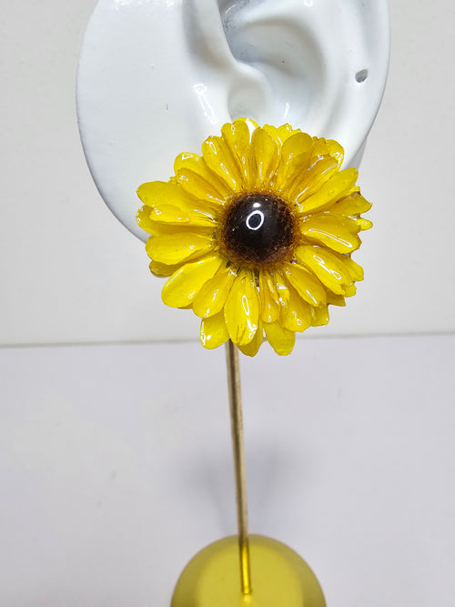 Aretes de Mini Girasol artesanal con flor natural preservada; material: acero inoxidable, vista 2