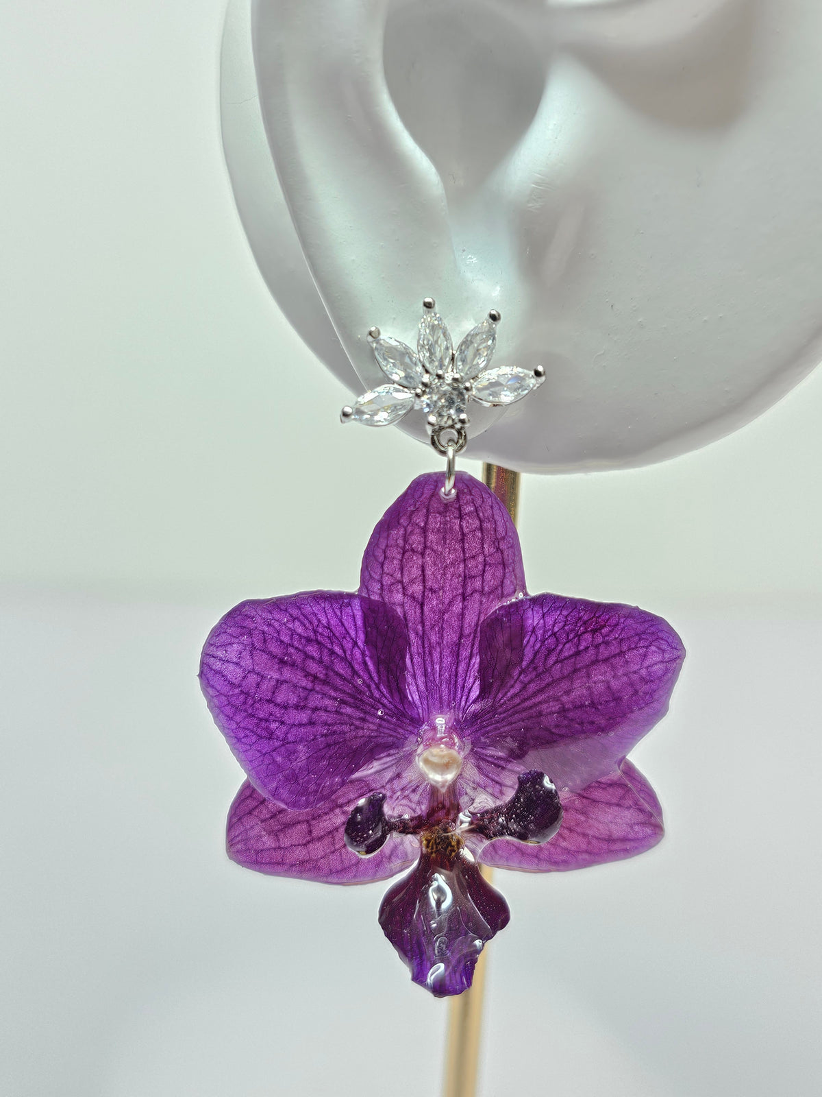 Aretes de Mini Orquídea Morada y Zirconia artesanal con flor natural preservada; material: cobre, vista 2
