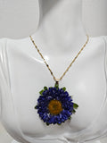 Collar con Flor de Aster Azul artesanal con flor natural preservada; material: acero inoxidable