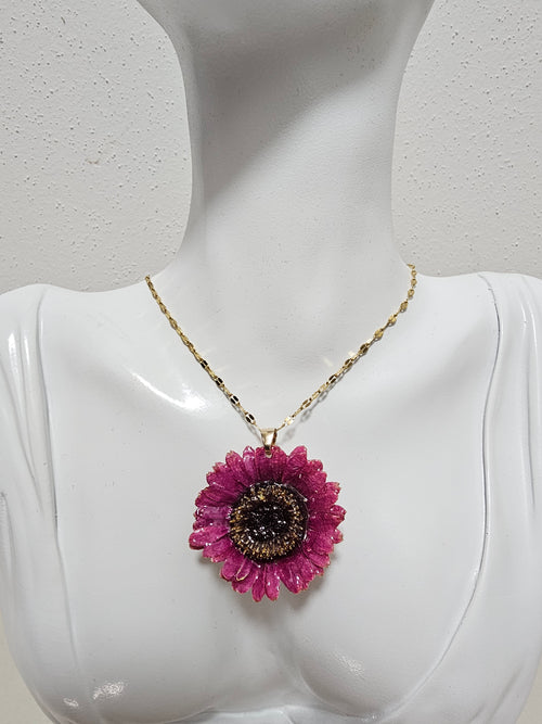 Collar de Mini Gerbera Púrpura artesanal con flor natural preservada; material: acero inoxidable, vista 2