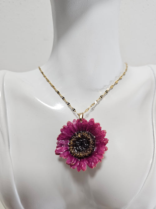 Collar de Mini Gerbera Púrpura artesanal con flor natural preservada; material: acero inoxidable