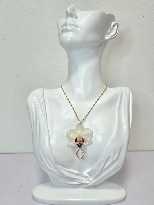 Collar de Mini Orquídea Blanca con Morado artesanal con flor natural preservada; material: acero inoxidable, vista 2