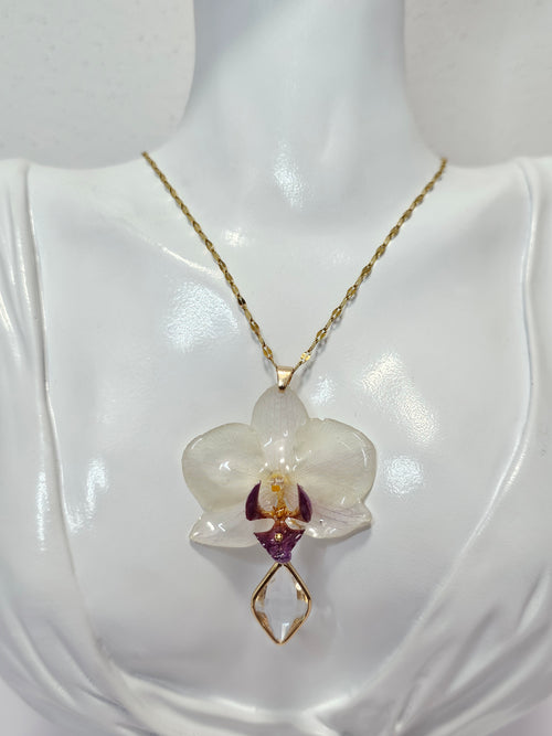Collar de Mini Orquídea Blanca con Morado artesanal con flor natural preservada; material: acero inoxidable
