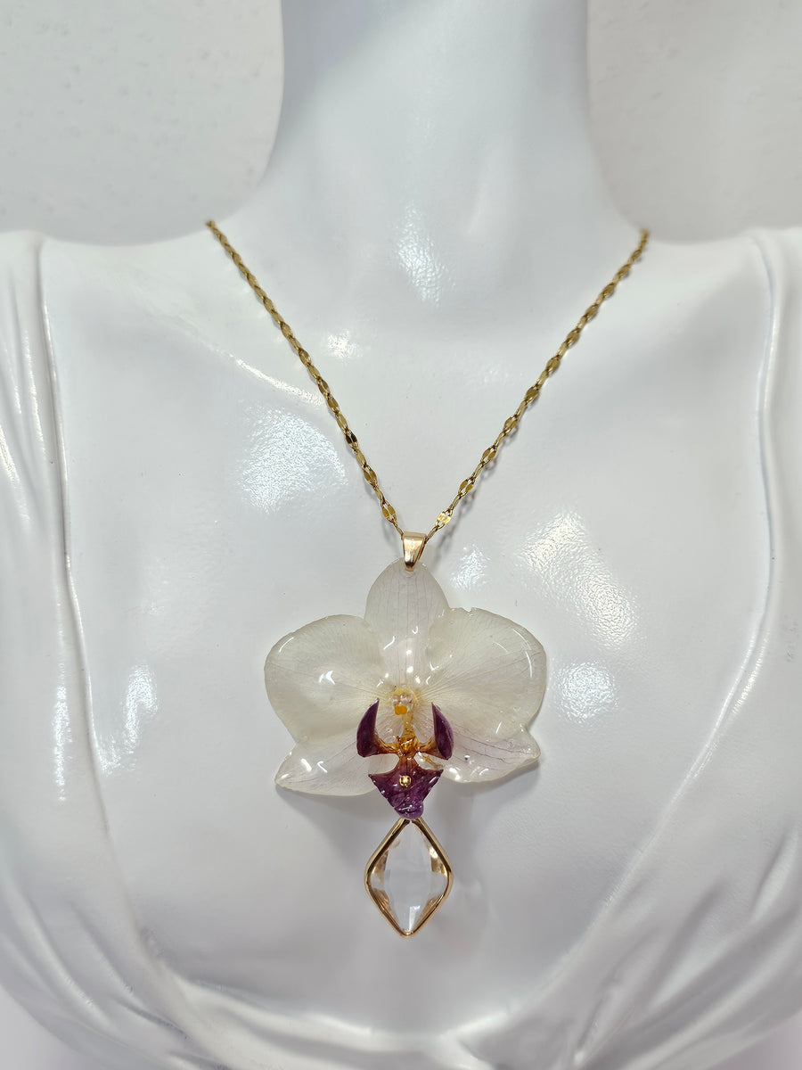 Collar de Mini Orquídea Blanca con Morado