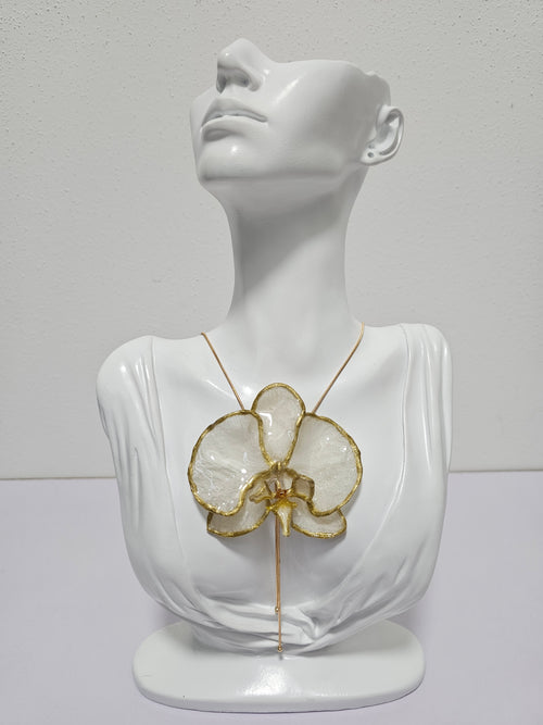Collar de Orquídea Blanca Dorada artesanal con flor natural preservada; material: acero inoxidable, vista 2
