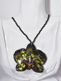 Collar Orquídea Negra Tornasol