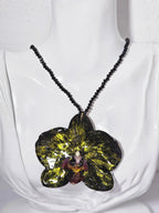 Collar Orquídea Negra Tornasol