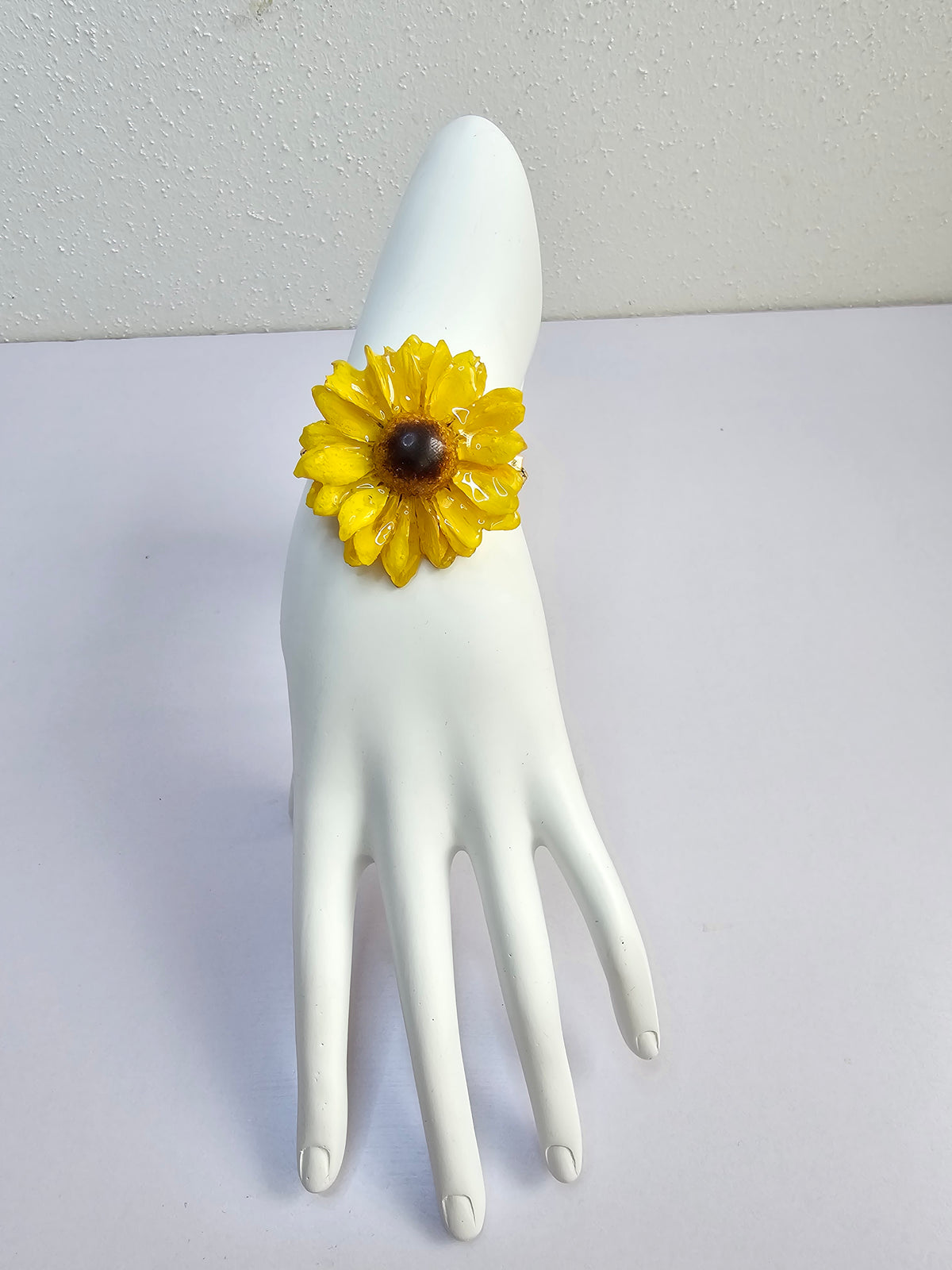 Pulseras artesanales con flores naturales encapsuladas