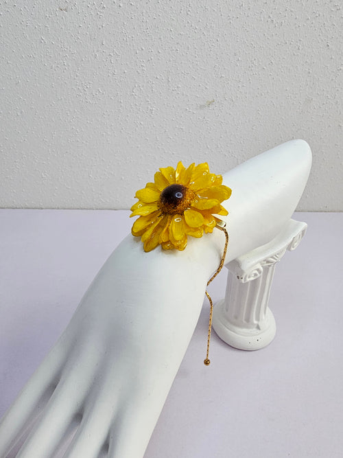 Pulsera de Mini Girasol artesanal con flor natural preservada; material: acero inoxidable, vista 2