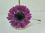 Alfiler de Solapa con Gerbera Morada artesanal con flor natural preservada; material: acero inoxidable y resina