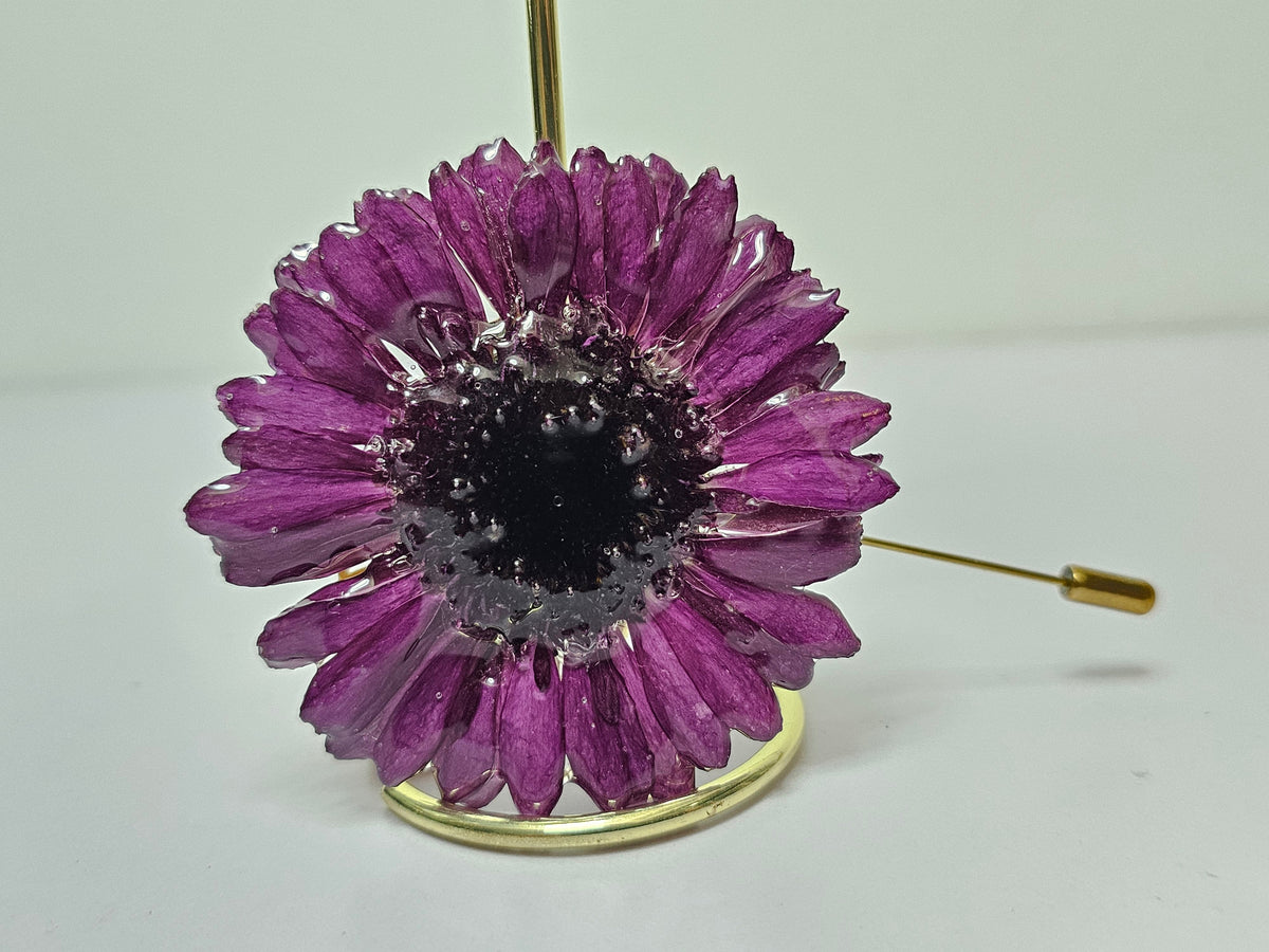 Alfiler de Solapa con Gerbera Morada artesanal con flor natural preservada; material: acero inoxidable y resina