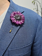 Alfiler de Solapa con Gerbera Morada artesanal con flor natural preservada; material: acero inoxidable y resina, vista 2