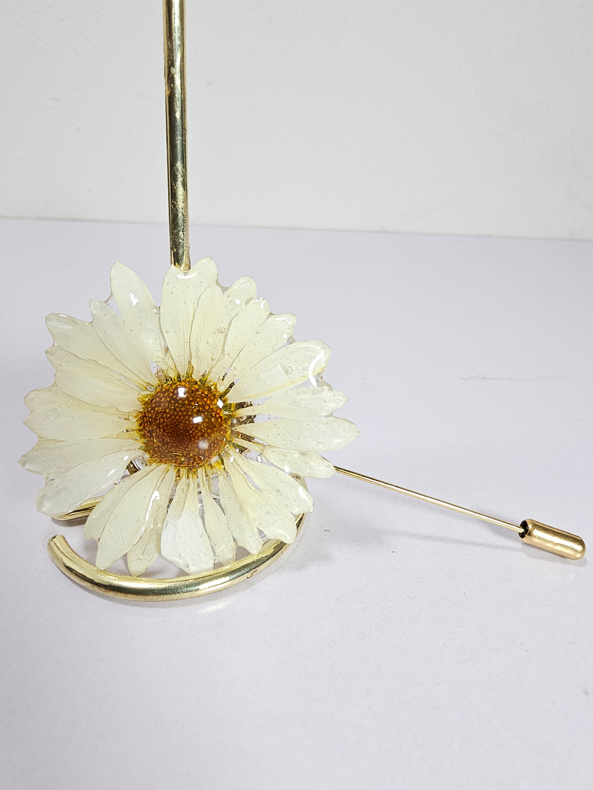 Alfiler de Solapa con Margarita artesanal con flor natural preservada; material: acero inoxidable