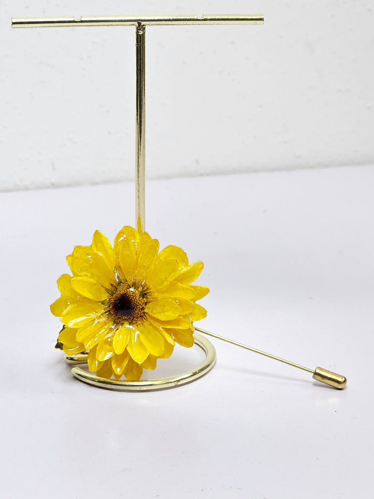 Alfiler de Solapa con Mini Girasol artesanal con flor natural preservada; material: acero inoxidable