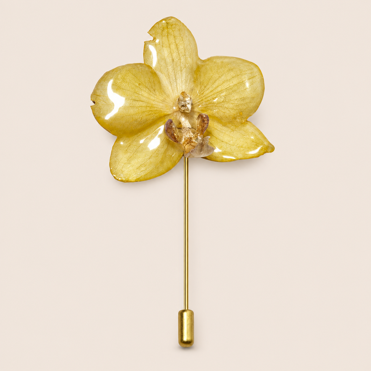 Alfiler de Solapa con Mini Orquídea Amarilla artesanal con flor natural preservada — ISAMOR