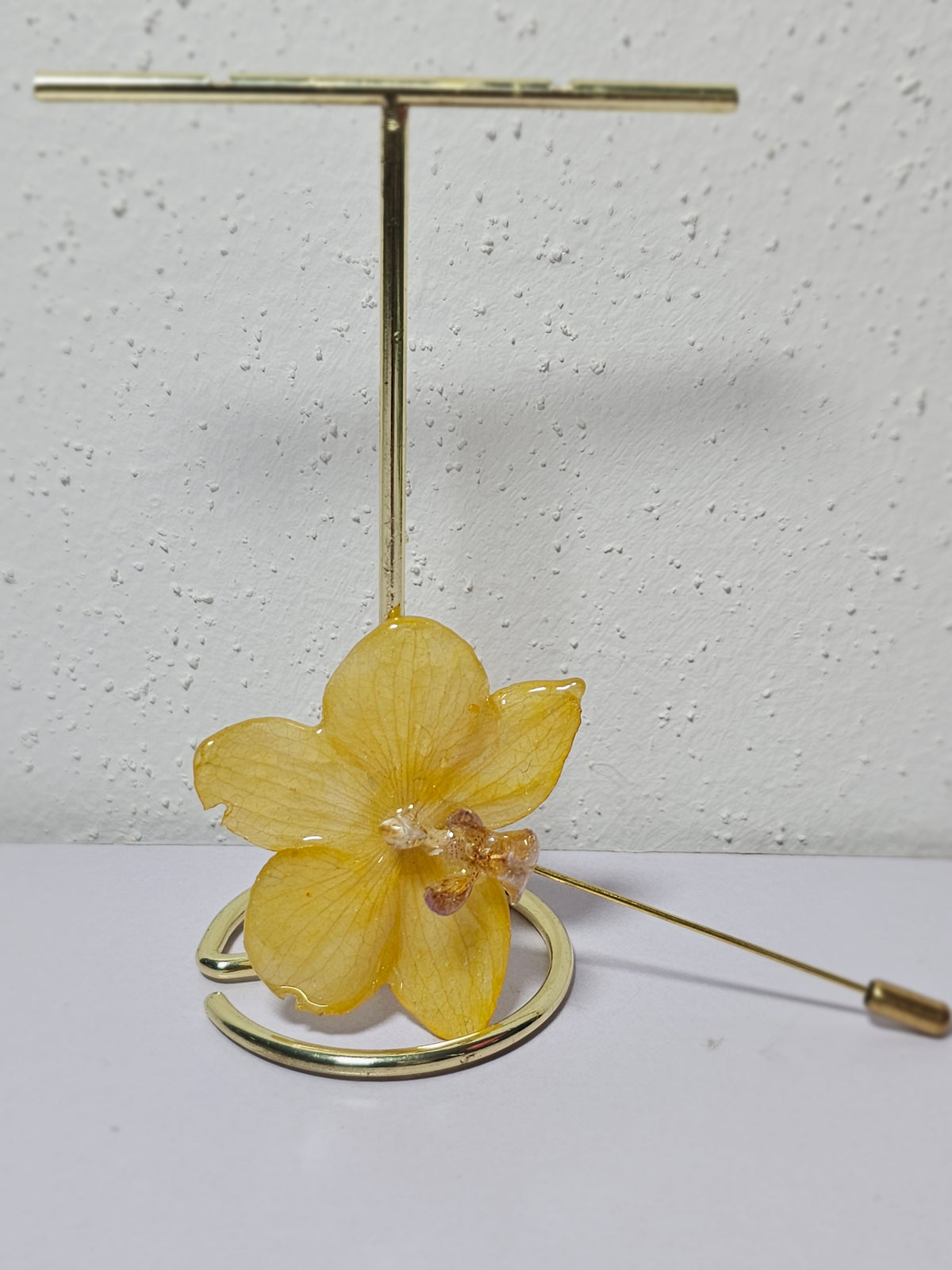 Alfiler de Solapa con Mini Orquídea Amarilla artesanal con flor natural preservada; material: acero inoxidable