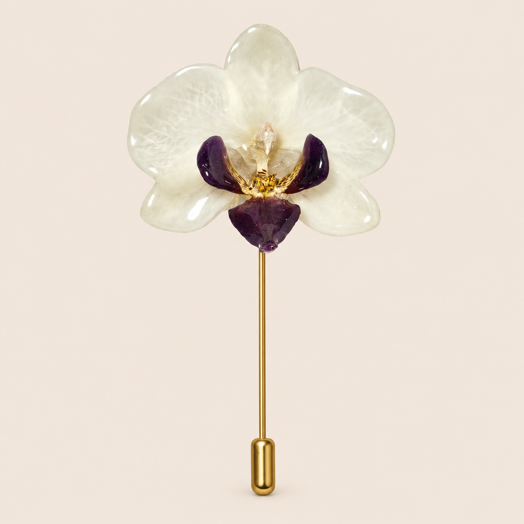 Alfiler de Solapa con Mini Orquídea Blanca con Morado artesanal con flor natural preservada — ISAMOR