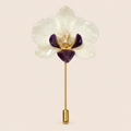 Alfiler de Solapa con Mini Orquídea Blanca con Morado artesanal con flor natural preservada — ISAMOR