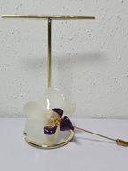 Alfiler de Solapa con Mini Orquídea Blanca con Morado artesanal con flor natural preservada; material: acero inoxidable