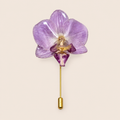 Alfiler de Solapa con Mini Orquídea Lila artesanal con flor natural preservada — ISAMOR