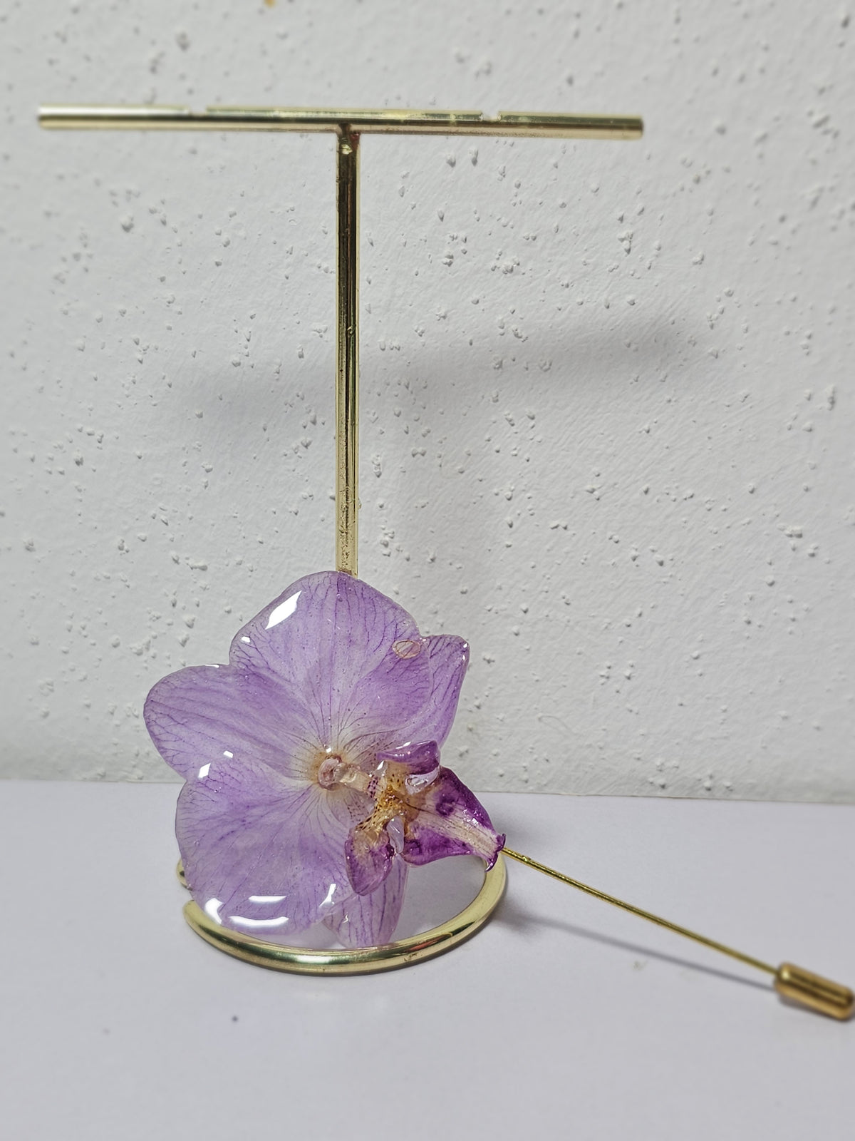 Alfiler de Solapa con Mini Orquídea Lila artesanal con flor natural preservada; material: acero inoxidable