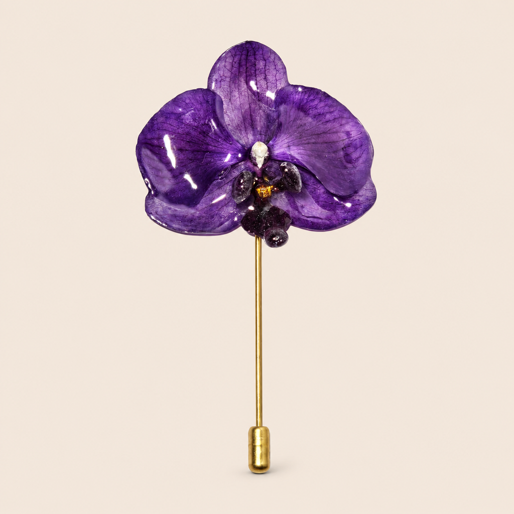 Alfiler de Solapa con Mini Orquídea Morada artesanal con flor natural preservada — ISAMOR