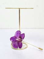 Alfiler de Solapa con Mini Orquídea Morada artesanal con flor natural preservada; material: acero inoxidable
