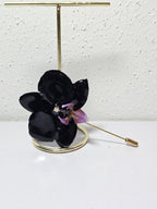 Alfiler de Solapa con Mini Orquídea Negra con Morado artesanal con flor natural preservada; material: acero inoxidable