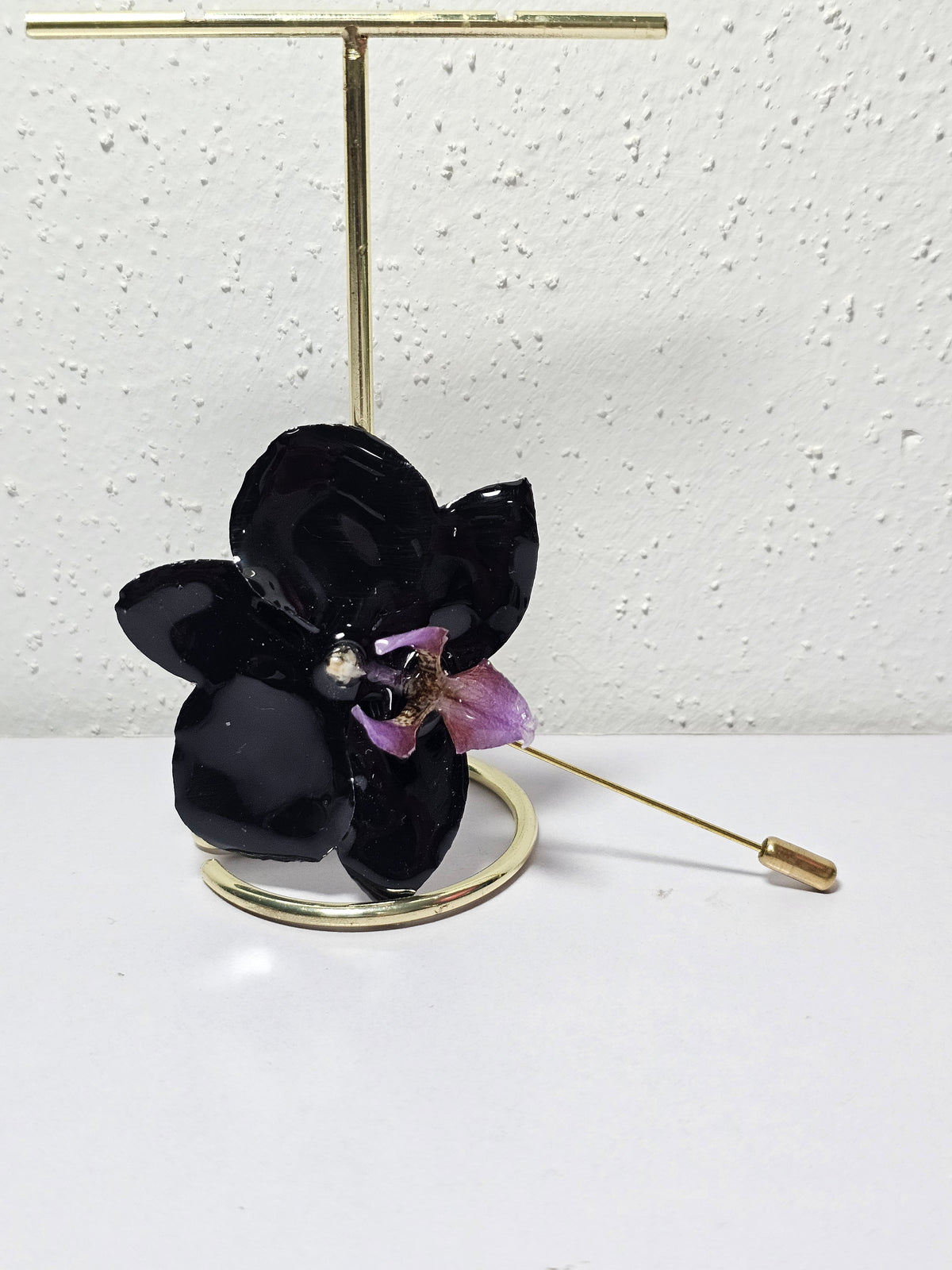 Alfiler de Solapa con Mini Orquídea Negra con Morado artesanal con flor natural preservada; material: acero inoxidable