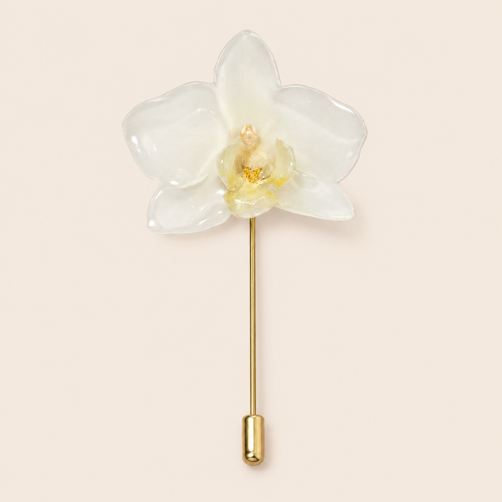Alfiler de Solapa con Orquídea Blanca artesanal con flor natural preservada — ISAMOR