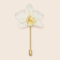 Alfiler de Solapa con Orquídea Blanca artesanal con flor natural preservada — ISAMOR